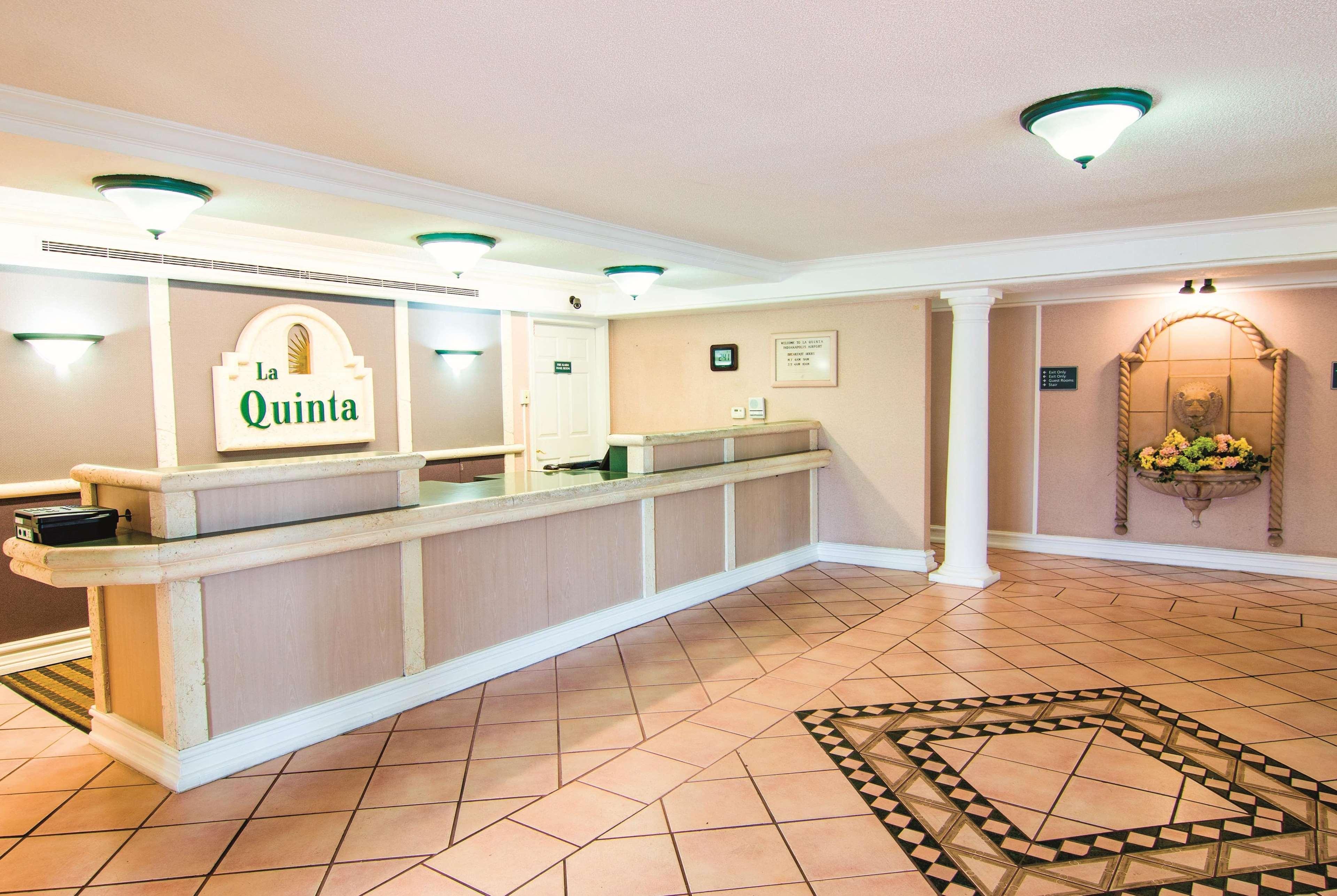 La Quinta Inn By Wyndham Indianapolis Airport Lynhurst Экстерьер фото