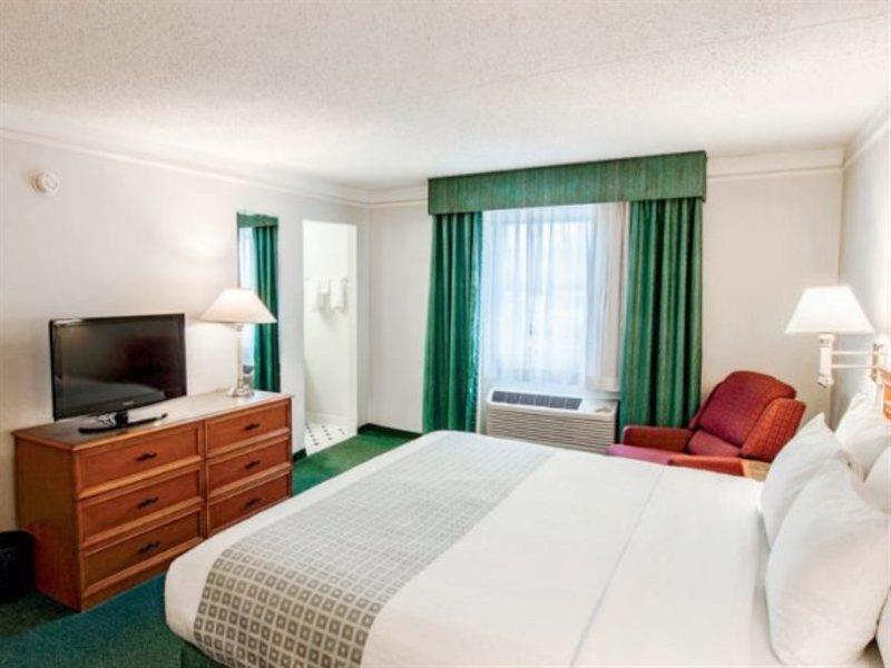 La Quinta Inn By Wyndham Indianapolis Airport Lynhurst Экстерьер фото